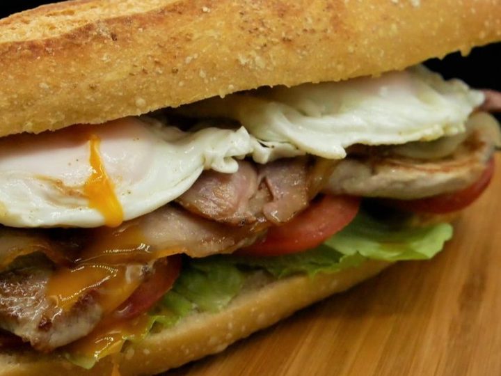 Bocadillo chivito con lomo, bacon, queso y huevo frito