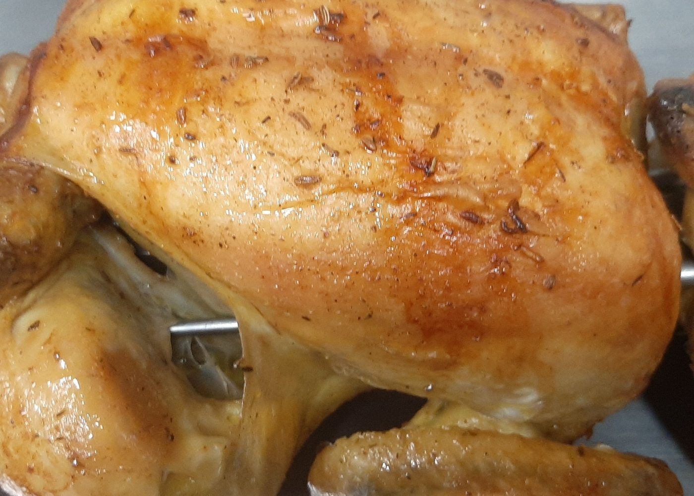 Pollo asado entero recién salido del asador en Alaquàs
